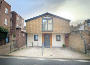 3 Bed House in central Richmond with driveway parking